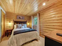 Boyne Mountain Cabin 4 Bedrooms garage and hot tub clean and cozy