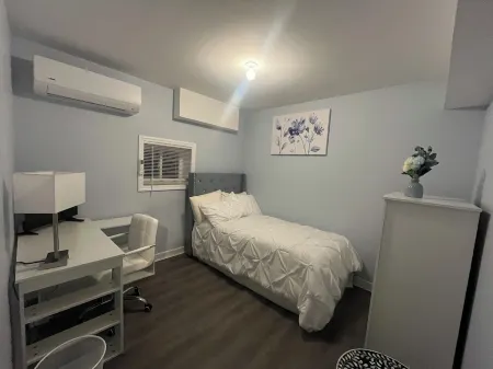 Cozy 2-bedroom apartment in wonderful Yonkers close to NYC Отели рядом с достопримечательностью «Антермайер Гарденс Консерванси»