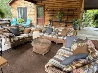 gaze at Seneca Rocks from living room sofa ペンドルトンのホテル