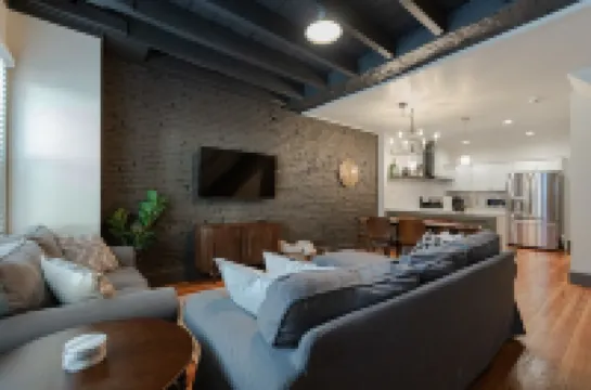 Quaint Townhome on Queen