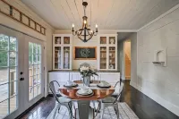 Large Family Cottage Near Main St Shops! Sleeps 9. Hotels in Uvalde