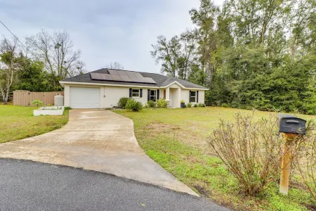 Spacious Getaway in Ocala with Hot tub, Pool and near Silver Springs State Park!