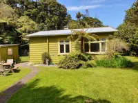 Huāki Punakaiki Bach Hotels near Pancake Rocks and Blowholes Walk