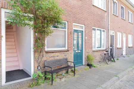 Pat's Home, sleeping under the stars. Отели в г. Алкмар