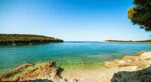 Villa Olga Apartment B. 125 meters from the sea with pool and sea view Hotels in Banjole