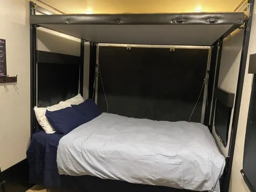 Minutes from Siesta Key Beach, Nathan Benderson Park  Pool, WiFi, & Resort Amen