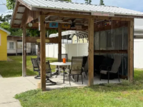 Off Duty Retreat ~ Sleeps 10,  Screen Porch, Plenty of Parking, Blackstone Grill Hotels in Steinhatchee