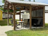 Off Duty Retreat ~ Sleeps 10,  Screen Porch, Plenty of Parking, Blackstone Grill