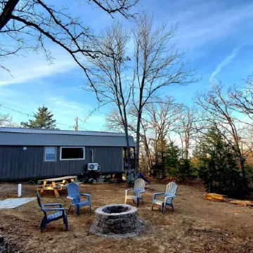 Cozy tiny cabin nested in the trees in a lake community, peaceful countryside.