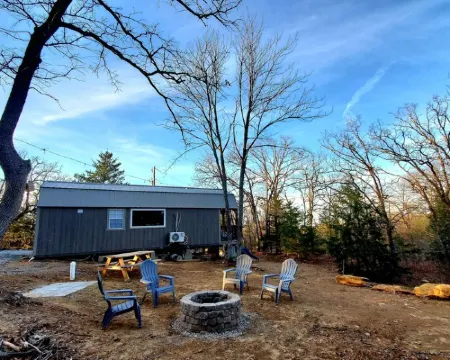 Cozy tiny cabin nested in the trees in a lake community, peaceful countryside. Hotels in Bryan County
