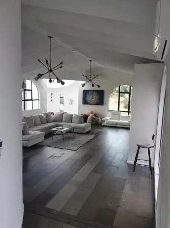 The spectacular harbour view Отели рядом с достопримечательностью «Ларнч Касл»