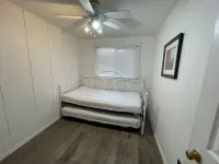 Charming Cottage 2 min walk from a private beach on Georgian Bay Hotels in Tay