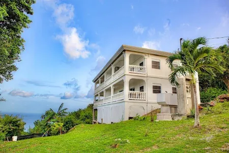 A Hidden Gem that TAKES YOUR BREATH AWAY! Отели в г. Запад Энд