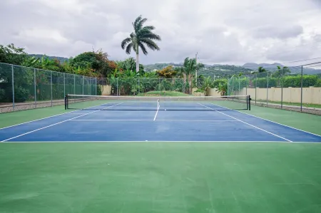 King Bed, Fully A/C, Pool, BBQ, Near Beaches, Free Washer/Dryer - Video Tour