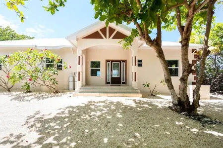 Luxury Oceanfront Villa, 2 Primary Suites + 3rd bdrm, Pool