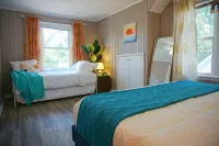 Vibrant Getaway! 2 Baths + Walk in Shower, Great Amenities & Value 시더래피즈 호텔