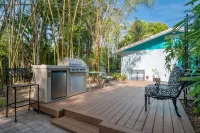 Bamboo Oasis A - 5 miles to Beach & Downtown