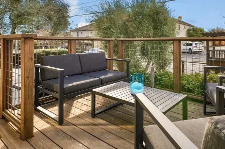 Urban Elegance in Wine Country: Unwind Just Steps from Healdsburg Plaza! Отели рядом с достопримечательностью «Healdsburg Ridge Open Space Preserve»