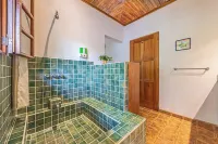 Gorgeous Villa with Breathtaking Ocean Views Hotels in Savegre