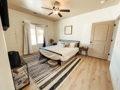 Entire Duplex - Sleeps 10 - Mountain View & Sport Court - Close to Zion NP Hotels in Apple Valley