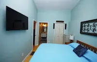 Shady Grove Cottage -Natural Setting In Town Hotels in Weaverville