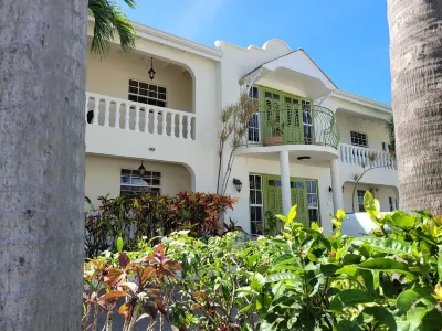 Relaxing, Amazing beach, pool, Cheap cars, quiet area, surfers paradise 2 Hotel a 