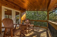 Spacious luxury cabin in private wooded setting 5 mins from downtown Blue Ridge