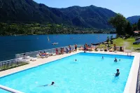 Directly on the lake with panoramic views - Pools