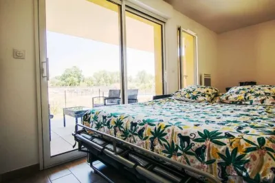 New studio with garden, in residence with swimming pool
