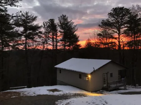 Cabin 3 Fall asleep to the sound of the New River's Song Отели рядом с достопримечательностью «Нью Ривер трейл Стейт Парк, Клиффвью Аксесс»