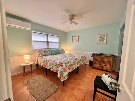 Blair's Bungalow - 2 bdrm w/dock slip Green Turtle Cay