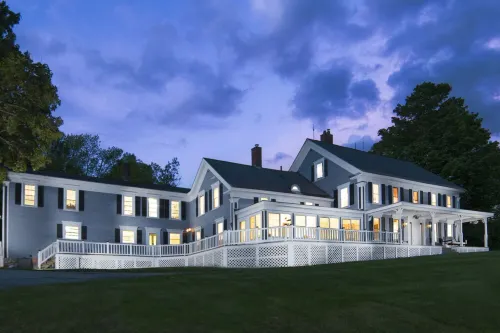 Charming 10+ Bedroom White Mountains Home close to Santa's Village and ski areas