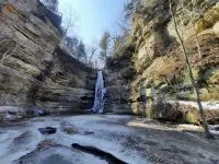 Hike and enjoy a relaxing time at Starved Rock! Family-Size Cozy Cabin