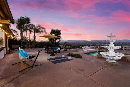 Central Location, Spectacular Views, Pool, Hottub