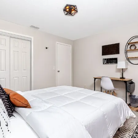 Private Yard Escape - 8 Min to Beach - Quiet &Stylish