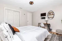 Modern/8min by car to beach/queen bed/Free parking