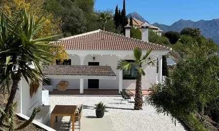 4 person vacation home with stunning sea and mountain views! Отели в г. Саялонга