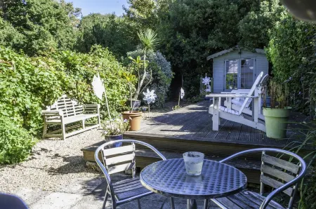Four Bedroom Holiday House Bembridge - 200 Yards From Beach - Good Reviews.