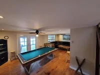 Firefly Hut - Cheerful 6-bedroom cottage with serene beauty Hotels in Parry Sound District