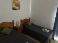 Sleeps 4 Fully Equipped, Clean & Airy, Child Friendly House Overlooking Pool. Hotels in Caleta De Fuste