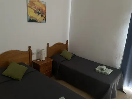 Sleeps 4 Fully Equipped, Clean & Airy, Child Friendly House Overlooking Pool.