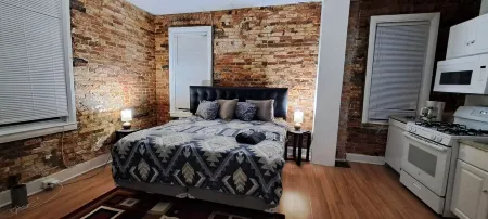 Charle's Village Cozy Studio, Отели рядом с достопримечательностью «Библиотека Джордж Пибоди»