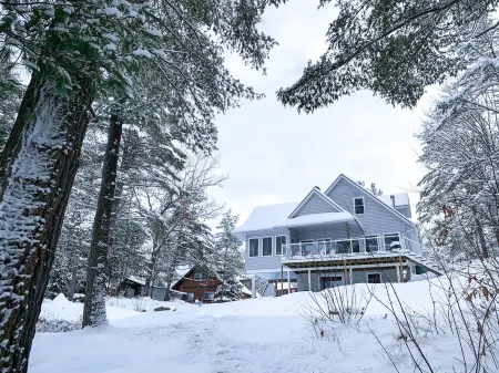 WATERFRONT COTTAGE in Muskoka Отели в г. Грейвенхерст