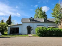 Cozy Castle Cottage on the doorstep of Waterton National Park & Castle Mountain.