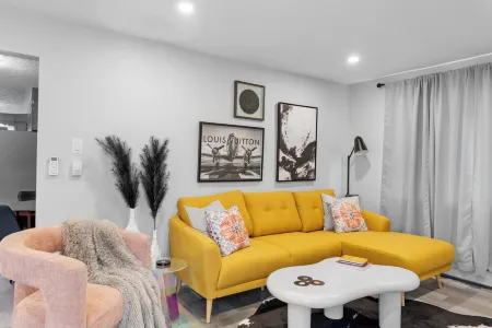 Chic House w/ King Bed, Walk To Dining & Starbucks Отели в г. Дьеп