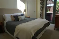 Whenua Apartment with Spa Pool minutes from Surf Breaks Hotels in Raglan