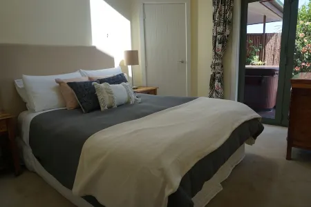 Whenua Apartment with Spa Pool minutes from Surf Breaks Отели в г. Раглан