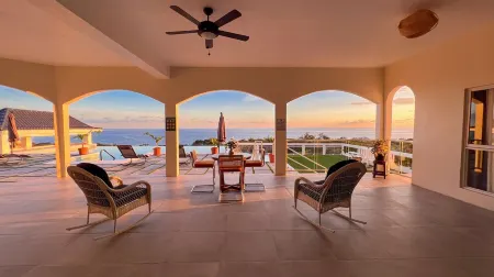 Coral Bay Chateau - Luxury Villa in Treasure Beach Отели рядом с достопримечательностью «Treasure Beach»