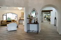 15 min from airport! Luxurious Gated Estate with Mountain Views from the Valley.