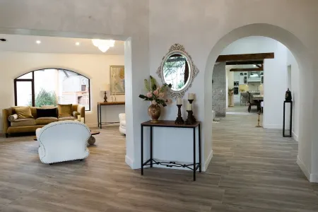 15 min from airport! Luxurious Gated Estate with Mountain Views from the Valley.